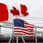 Imagen de archivo de las banderas canadiense y estadunidense izadas en un paso fronterizo. Foto Afp