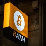 Fuentes: Jacobin [Imagen: cartel de un cajero automático de bitcoins en Barcelona, España, el 11 de noviembre de 2024. (Ángel García / Bloomberg vía Getty Images)]