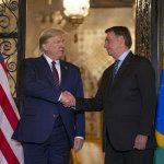Fuentes: Derribando Muros [Imagen: Trump recibe a Bolsonaro, su fiel lacayo brasileño, en Mar a Lago (Florida) el 7 de marzo de 2020. Créditos: Alan Santos/Fotos Públicas]