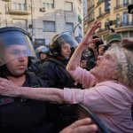 Estos hechos se producen en medio de la ofensiva del Ejecutivo contra decisiones legislativas que buscan aumentar las jubilaciones. Foto Ap