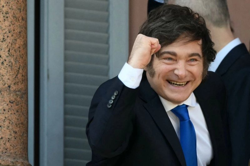 Javier Milei, presidente de Argentina continúa en una desesperada carrera cerrando organismos estatales claves para el país. Foto Afp