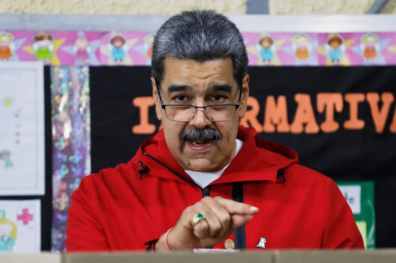 El presidente de Venezuela, Nicolás Maduro, hace un gesto después de marcar su boleta durante las elecciones municipales en Caracas, Venezuela, el domingo 27 de julio de 2025. Foto Ap