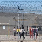 Defensores de migrantes acusan a funcionarios de inmigración de detener a personas por su raza. Foto Afp