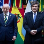 El presidente argentino, Javier Milei, posa junto al presidente brasileño, Luiz Inácio Lula da Silva, en la LXVI Cumbre de Presidentes del Mercosur y Estados Asociados, en el Palacio San Martí­n, sede de la cancillería argentina, en Buenos Aires, el 3 de julio de 2025. Foto Xinhua