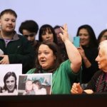 Adriana Metz, con una foto de sus padres, Graciela Romero y Raúl Metz, habla junto a Estela de Carlotto, presidenta de la organización argentina de derechos humanos Abuelas de Plaza de Mayo, durante una conferencia de prensa para anunciar que la organización localizó a su hermano, quien es la persona número 140 en ser localizada tras su desaparición durante la dictadura de 1976-1983, en Buenos Aires, Argentina, el lunes 7 de julio de 2025. Foto: Ap