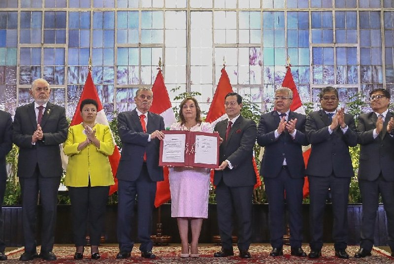 Junto a fujimoristas y congresistas de Renovación Popular, Dina Boluarte, promulga Ley de la impunidad.