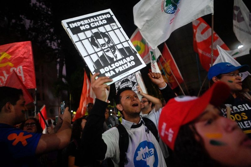Un juez federal ordenó prisión domiciliario al ex presidente de Brasil, Jair Bolsonaro, por incumplir medidas cautelares. Afp