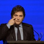 El presidente no sólo se niega a recomponer los salarios médicos, sino que además está vaciando el hospital y negando medicamentos. Foto Afp / archivo