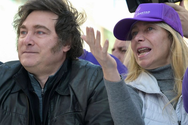 El presidente argentino Javier Milei (izq.) y su hermana, la secretaria general de la presidencia, Karina Milei, encabezan una caravana durante un mitin previo a las elecciones legislativas provinciales en Lomas de Zamora, provincia de Buenos Aires, Argentina, el 27 de agosto de 2025. Foto Afp