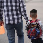 Un padre y un niño estudiante llegan al primer día de clases en Los Ángeles, California, el 14 de agosto de 2025. Foto Ap