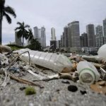Fuentes: El diario [Imagen: Plásticos acumulados en la bahía de Ciudad de Panamá. Carlos Lemos/EFE]