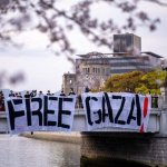 Fuentes: Voces del Mundo [Foto: Pancarta de “Free Gaza” en el Parque de la Paz de Hiroshima]