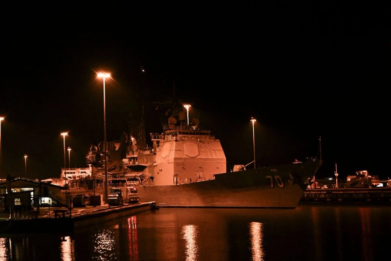 El buque USS Lake Erie pasó por la esclusa de Pedro Miguel hacia las 21:30 horas locales, y continuó navegando hacia el Atlántico en una travesía de 80 km que dura unas ocho horas. Foto Afp