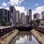 Fuentes: laderasur.com/ [Imagen: una vía fluvial atraviesa el corazón de Belém, Pará. La contaminación por aguas residuales y la acumulación de basura son desafíos en la zona. Créditos: Christian Braga / Dialogue Earth.]