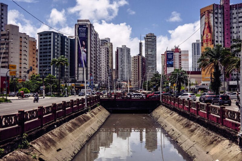 Fuentes: laderasur.com/ [Imagen: una vía fluvial atraviesa el corazón de Belém, Pará. La contaminación por aguas residuales y la acumulación de basura son desafíos en la zona. Créditos: Christian Braga / Dialogue Earth.]