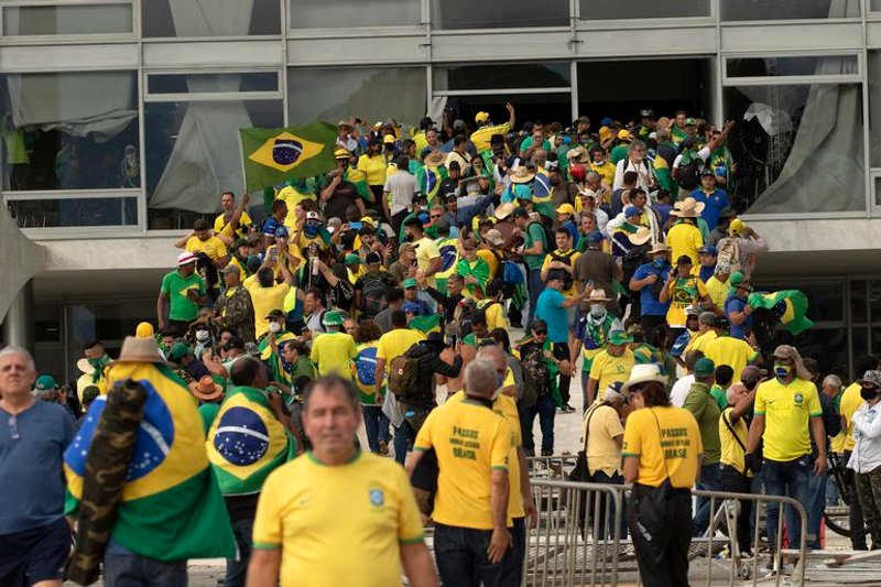 Fuentes: Rebelión / Socialismo y Democracia [Imagen: Manifestantes asaltan la sede de las instituciones políticas brasileñas en la Plaza de los Tres Poderes en Brasilia el 8 de enero de 2023. Créditos: Camargo/Agência Brasil]