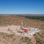 Un pozo petrolero en mantenimiento en el yacimiento de gas y petróleo de Vaca Muerta, en la Patagonia argentina. Expertos destacan el aumento de los sismos asociados al fracking en la región. Foto: Cristian Martin / Alamy.