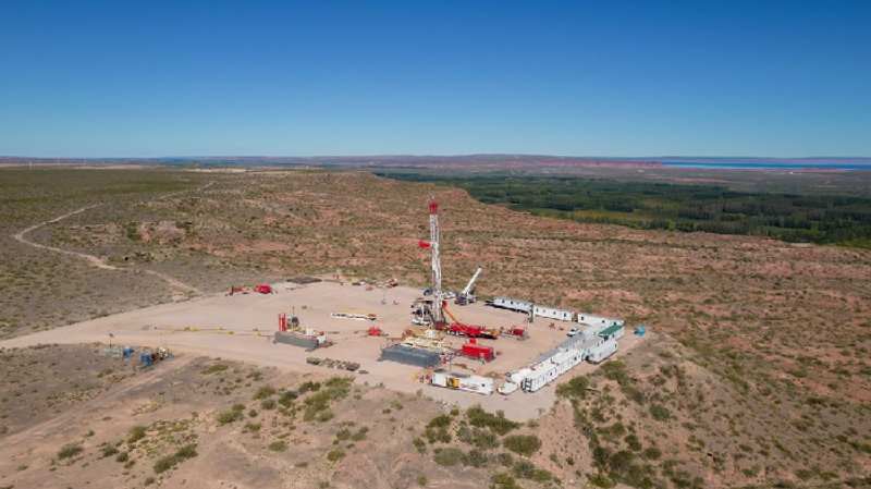 Un pozo petrolero en mantenimiento en el yacimiento de gas y petróleo de Vaca Muerta, en la Patagonia argentina. Expertos destacan el aumento de los sismos asociados al fracking en la región. Foto: Cristian Martin / Alamy.