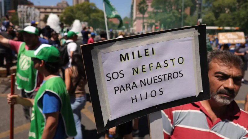 Un hombre participa en una manifestación durante una huelga nacional contra el gobierno de Javier Milei en Córdoba, Argentina, el 24 de enero de 2024. © AFP - Nicolás Aguilera