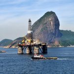 Una plataforma petrolera estatal brasileña en la bahía de Guanabara, Río de Janeiro. Brasil busca equilibrar su papel como líder en la lucha contra el cambio climático y anfitrión de la COP30 con sus intenciones de seguir produciendo y exportando combustibles fósiles (Imagen: Florian Kopp / imageBROKER / Alamy)