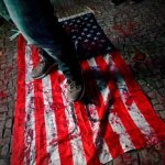 Un hombre en Brasil pisa una bandera de Estados Unidos en protesta por los aranceles de Trump. Foto Afp