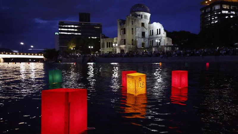 Fuentes: El diario [Imagen: faroles de papel para recordar a las víctimas del bombardeo atómico flotan en el río Motoyasu. EFE]