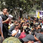 El mandatario, acompañado de ministros y asambleístas, presidió la masiva demostración. Foto Afp