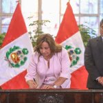 Dina Bolaurte, presidenta de Perú, promulgó la ley de amnistía a militares y policías procesados por violaciones a derechos humanos durante el conflicto armado ocurrido en la nación sudamericana entre 1980 y 2000, el 13 de agosto de 2025. Foto tomada de X @presidenciaperu