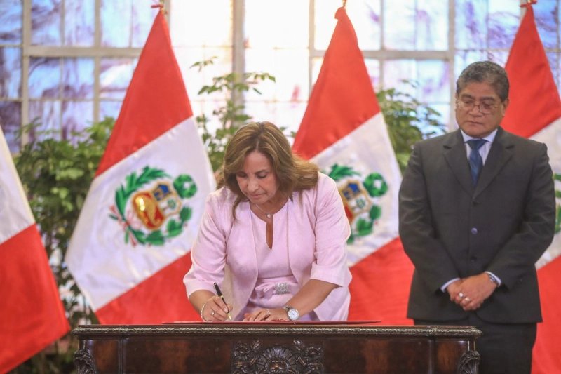 Dina Bolaurte, presidenta de Perú, promulgó la ley de amnistía a militares y policías procesados por violaciones a derechos humanos durante el conflicto armado ocurrido en la nación sudamericana entre 1980 y 2000, el 13 de agosto de 2025. Foto tomada de X @presidenciaperu