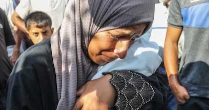 Fuentes: Common Dreams - Imagen: Una mujer abraza el cuerpo sin vida de su hijo, muerto de desnutrición severa por el bloqueo israelí en Khan Yunis, Gaza. Foto: Abed Rahim Khatib.