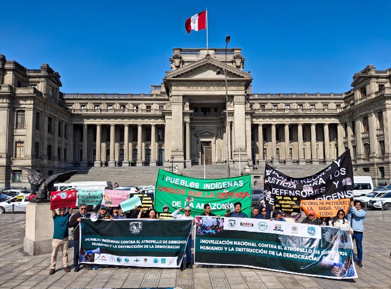 Las organizaciones empezaron a concentrarse frente al Palacio de Justicia. Foto: Aidesep.