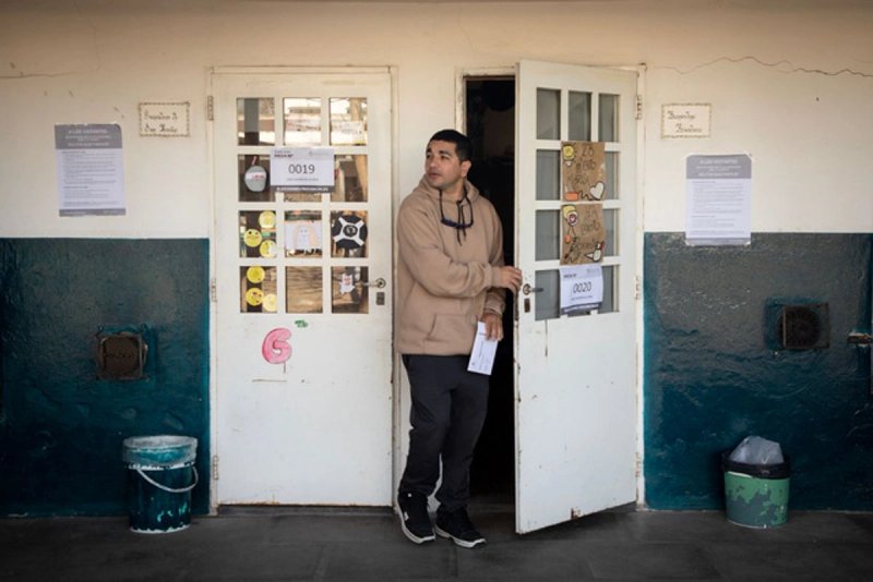 Con más del 80% de votos computados en las elecciones legislativas de Argentina, El gobernador de centroizquierda, Axel Kicillof lleva una ventaja con una 46.8 de preferencias. Foto Xinhua