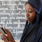 Una niña utiliza una tableta durante una clase en su escuela de Safi, en el sur de Níger. © UNICEF/Frank Dejongh