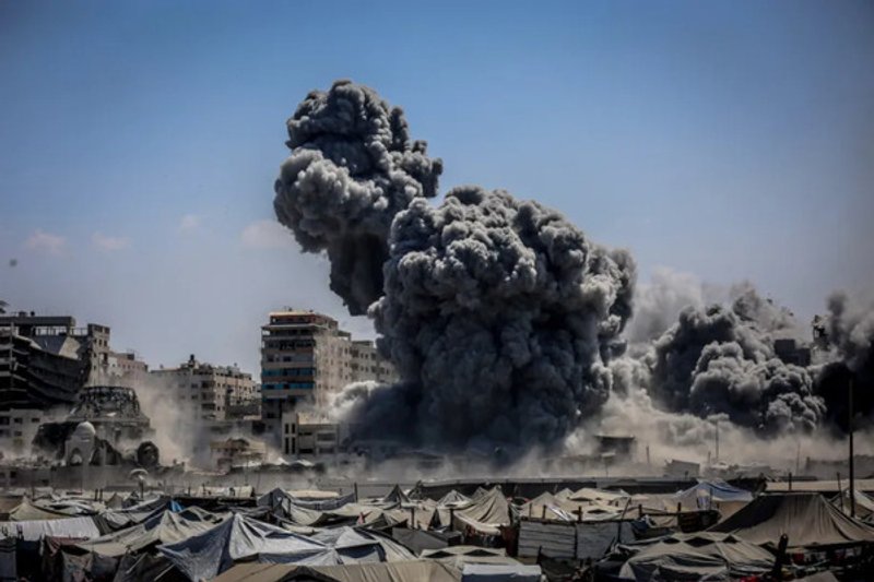 Fuentes: Voces del Mundo [Foto: la Torre Harmony de la ciudad de Gaza bombardeada por el ejército israel el 10 de septiembre de 2025 (Said M. M. T. Jaras – Agencia Anadolu)]