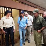 Kristi Noem, secretaria de Seguridad Nacional, advirtió en conferencia de prensa que los inmigrantes detenidos en Angola serían individuos de “alto riesgo”. Foto Ap