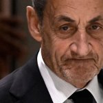 "Si lo que quieren es que duerma en la cárcel, dormiré en la cárcel, pero con la cabeza alta", dijo el ex presidente francés, Nicolas Sarkozy, a su salida del tribunal y tras ser declarado culpable de conspiración criminal por sus negocios con Libia. Foto Afp