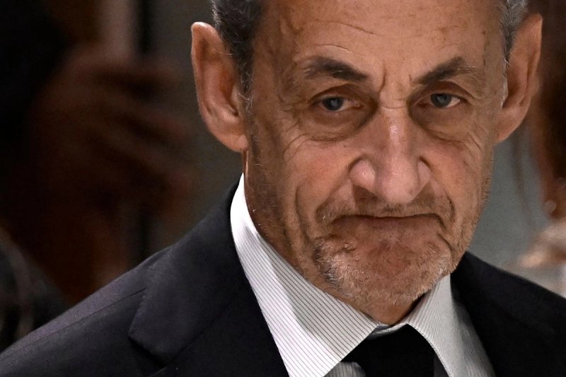 "Si lo que quieren es que duerma en la cárcel, dormiré en la cárcel, pero con la cabeza alta", dijo el ex presidente francés, Nicolas Sarkozy, a su salida del tribunal y tras ser declarado culpable de conspiración criminal por sus negocios con Libia. Foto Afp