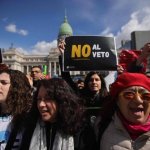 Una manifestante sostiene una pancarta con la leyenda "No al Veto" frente al Congreso en Buenos Aires. el 4 de septiembre de 2025. Foto Afp