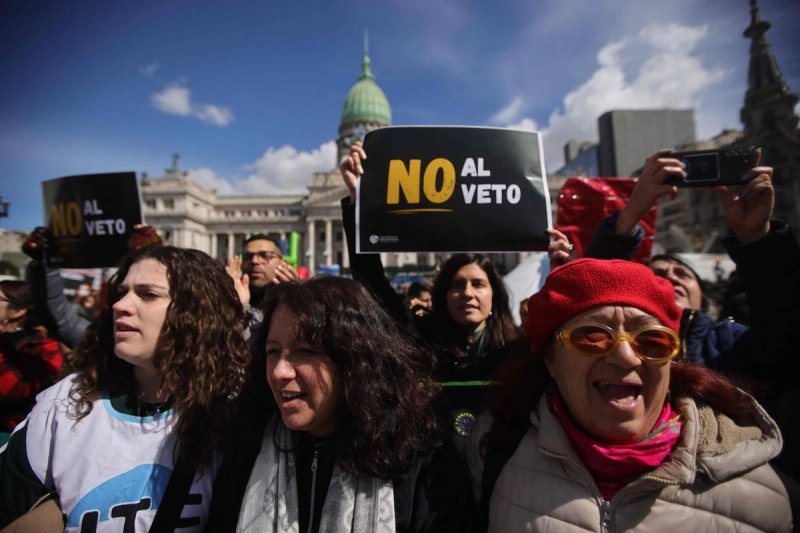 Una manifestante sostiene una pancarta con la leyenda "No al Veto" frente al Congreso en Buenos Aires. el 4 de septiembre de 2025. Foto Afp