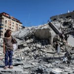 Una niña palestina en las inmediaciones de los escombros de la Torrre Taiba, un edificio de 11 pisos destruido por Israel al oeste de la ciudad de Gaza, el 11 de septiembre de 2025. Foto Xinhua