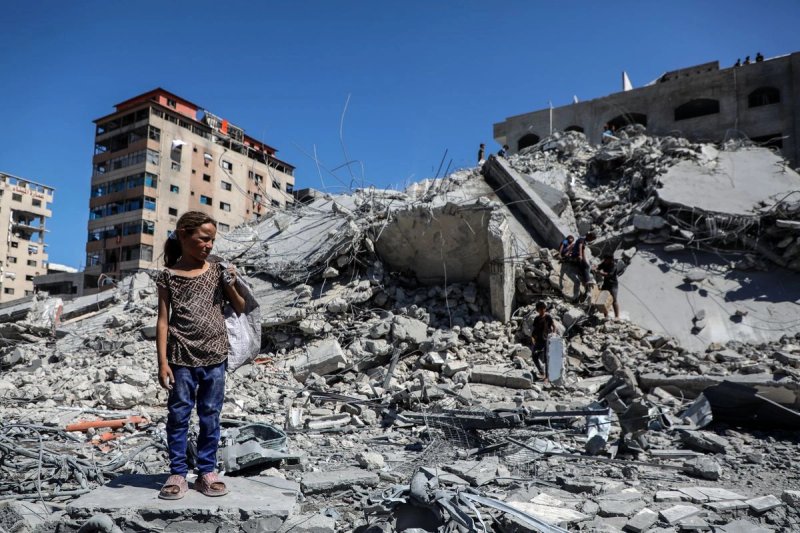 Una niña palestina en las inmediaciones de los escombros de la Torrre Taiba, un edificio de 11 pisos destruido por Israel al oeste de la ciudad de Gaza, el 11 de septiembre de 2025. Foto Xinhua