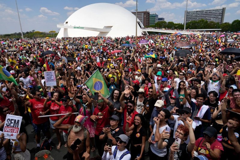 Miles de personas empezaron a manifestarse este domingo en Brasil contra una iniciativa parlamentaria que amplía la inmunidad de los legisladores y un proyecto de amnistía que podría beneficiar al ex presidente ultraderechista Jair Bolsonaro, condenado a 27 años y tres meses de cárcel por golpismo.