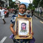 Una mujer sostiene un retrato de su familiar, fallecido durante enfrentamientos con personal de seguridad, durante una marcha de protesta en Katmandú, Nepal, el 13 de septiembre de 2025. Foto Afp