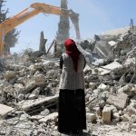 Fuentes: El Diario [Foto: Una mujer palestina observa cómo el ejército israelí demuele su casa]