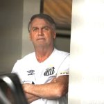 Fuentes: La Jornada (México) [Imagen: El expresidente de Brasil, Jair Bolsonaro, en la entrada de su domicilio, donde está bajo arresto domiciliario, el viernes 29 de agosto de 2025. Créditos: Eraldo Peres, tomado de La Jornada]