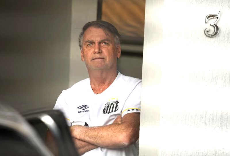 Fuentes: La Jornada (México) [Imagen: El expresidente de Brasil, Jair Bolsonaro, en la entrada de su domicilio, donde está bajo arresto domiciliario, el viernes 29 de agosto de 2025. Créditos: Eraldo Peres, tomado de La Jornada]