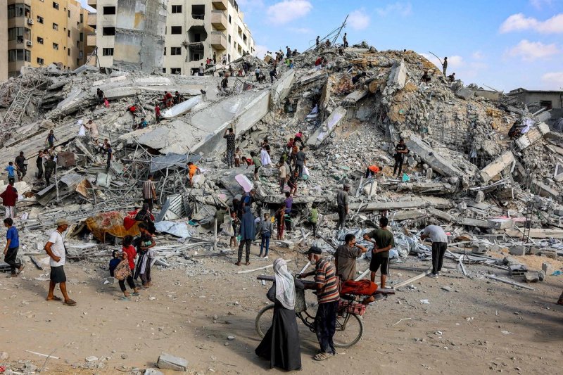 El ejército israelí destruyó un segundo gran edificio de viviendas en la ciudad de Gaza, luego de conminar a los habitantes a evacuar y trasladarse a la “zona humanitaria” que designó en Jan Yunis. Foto Afp
