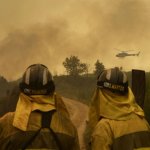 Extinción del fuego en la carretera de acceso a la población de Cualedro, en Galicia, España. Foto Europa Press