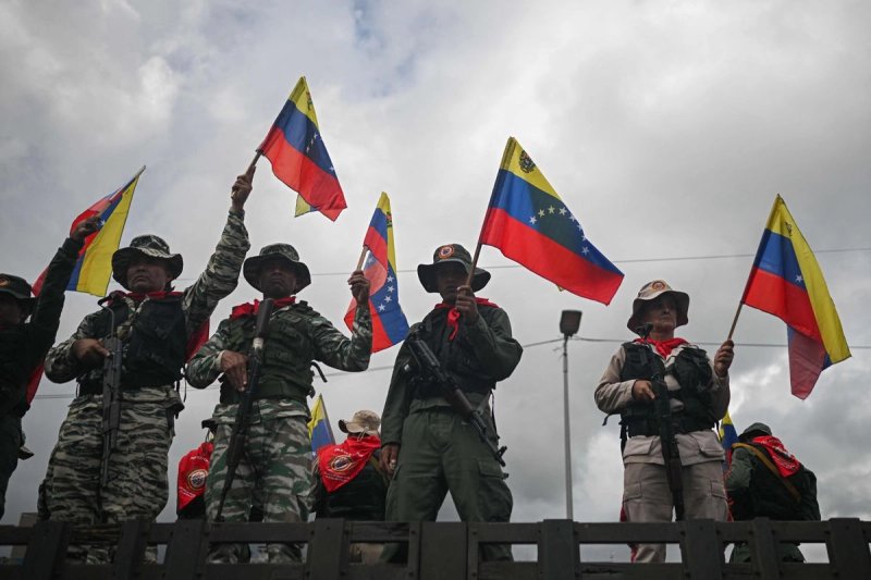 Miembros de la milicia bolivariana participan en un despliegue militar en apoyo al presidente de Venezuela, Nicolás Maduro, en la avenida Bolívar de Caracas el 23 de septiembre de 2025. Foto Afp