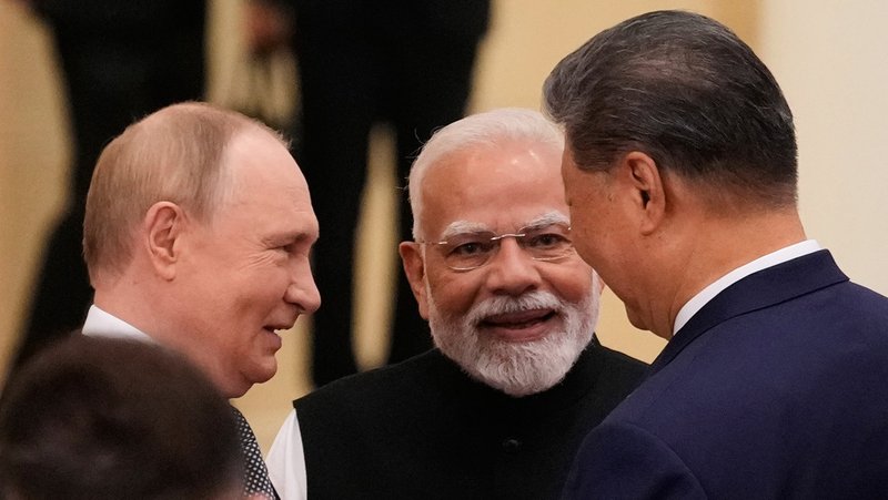 Los líderes de Rusia, la India y China, Vladímir Putin, Narendra Modi y Xi Jinping Suo Takekuma / Pool Photo via AP